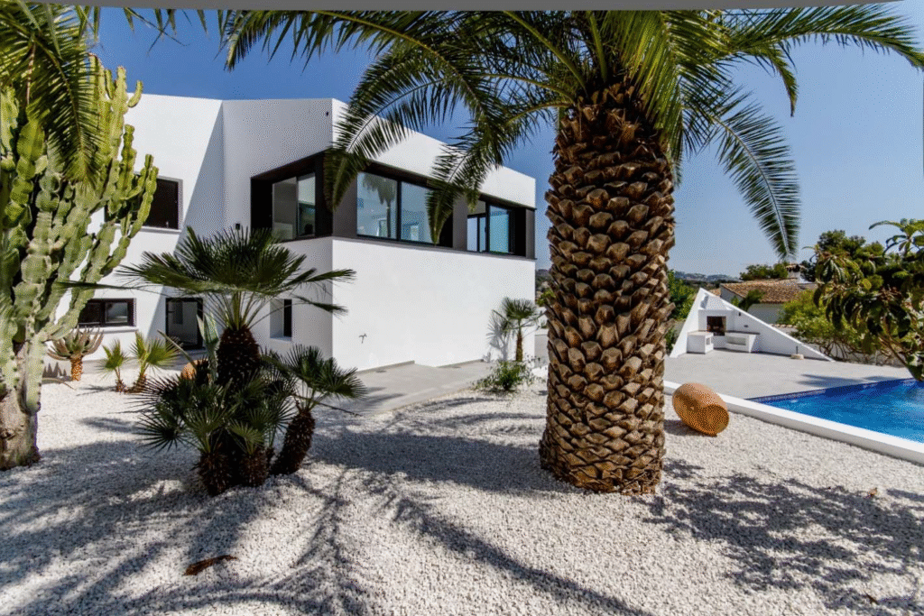 Arquitecto trabajando sobre planos de reforma integral